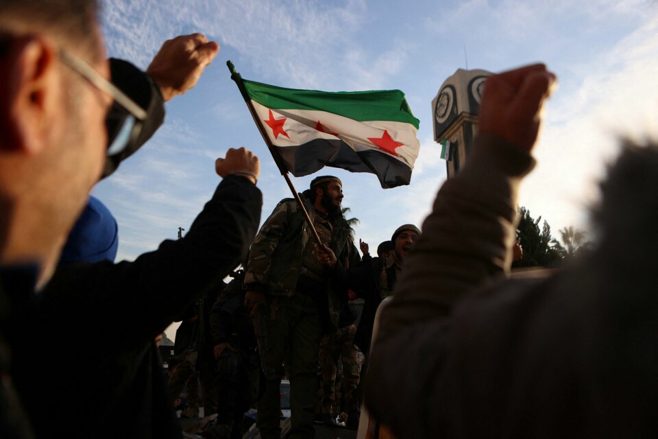 Syrere feirer i Damaskus, søndag 8. desember TOPSHOT - Syrian rebel fighters celebrate at the Clock Tower in the heart of the central city of Homs early on December 8, 2024, after rebel forces entered Syria's third city overnight. Hayat Tahrir al-Sham (HTS) and allied anti-goovernment factions have pressed a lightning offensive since November 27, sweeping swathes of the country from government control, including major cities Aleppo, Hama and Homs. (Photo by Aaref WATAD / AFP)