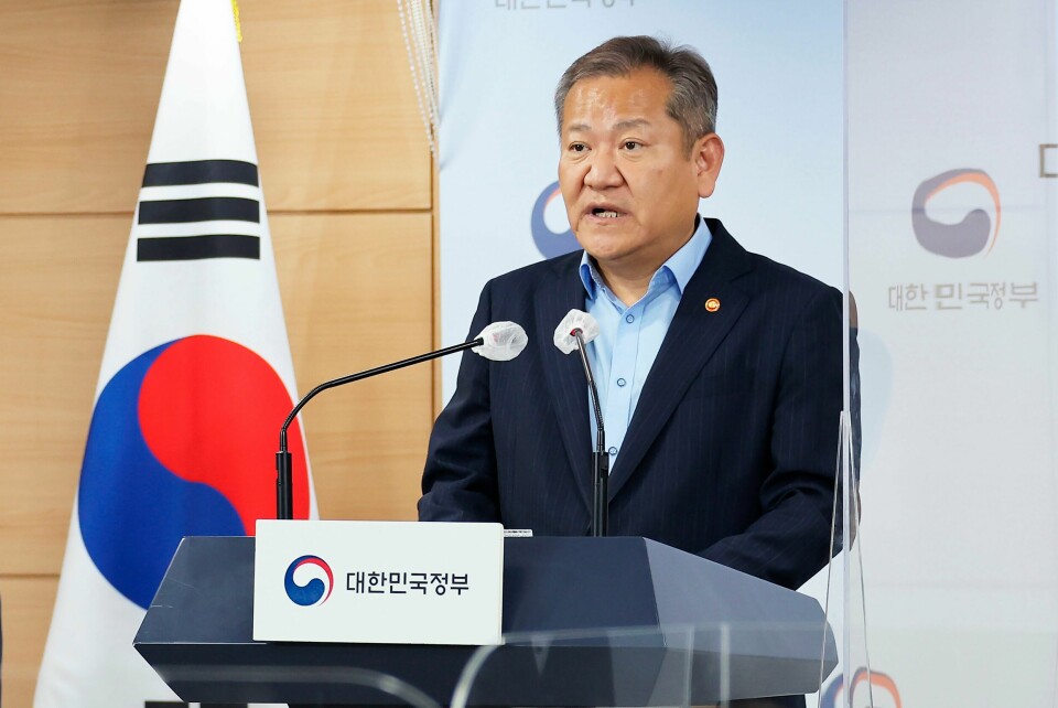 Sør-Koreas innenriksminister Lee Sang-min (bildet) har trukket seg etter president Yoon Suk-yeols mislykkede forsøk på å innføre militær unntakstilstand. Innenriksminister Lee Sang-min vil ikke gå av, men Sør-Koreas nasjonalforsamling vil at han skal gå. Foto: Kim Seung-doo / Yonhap via AP / NTB