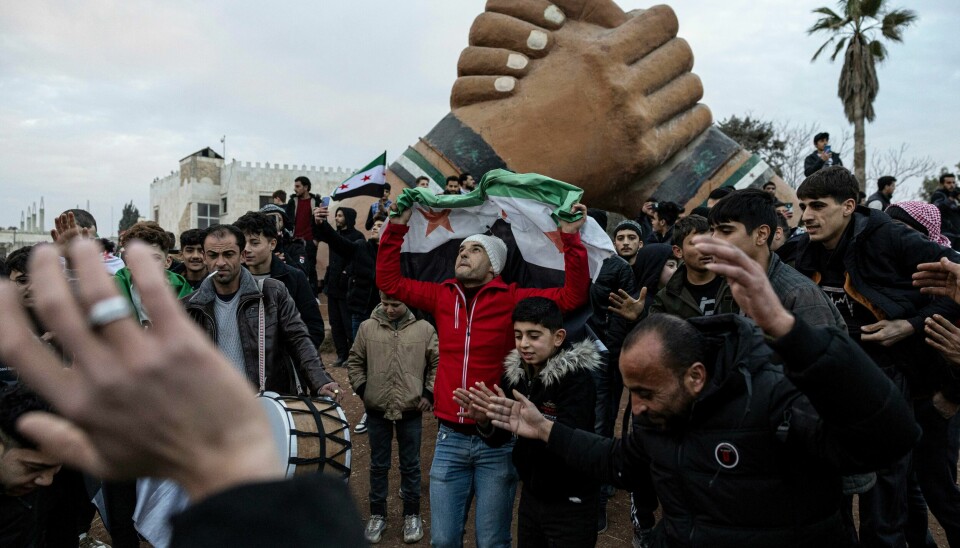 Syrere våknet søndag til nyheten om at Assad-regimet hadde falt. Syrere våknet søndag til nyheten om at Assad-regimet hadde falt. Foto: Ugur Yildirim/Dia Photo via AP/NTB