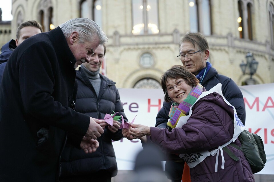 Andreas Unneland, Edvard Kudzendorf og Terje Kolbotn mottar papirtraner fra overlevende etter atombombene i Japan. Fra høyre: Kobayashi Tatsuo og Fukushima Tomiko. Andreas Unneland, Edvard Kudzendorf og Terje Kolbotn mottar papirtraner fra overlevende etter atombombene i Japan. Foto: Gorm Kallestad / NTB