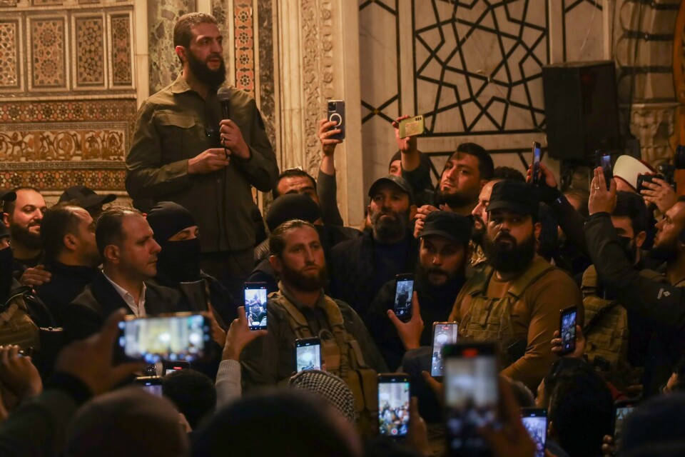 Lederen for opprørsalliansen Hayat Tahrir al-Sham (HTS), Abu Mohammed al-Jolani, talte søndag i Umayyad-moskeen i Damaskus etter Assad-regimets fall. Han har også nylig tatt i bruk sitt egentlige navn Ahmed al-Sharaa. Bildet viser Abu Mohammed al-Jolani. Han leder opprørsgruppa Hayat Tahrir al-Sham (HTS). Han talte ved Umayyad-moskeen i Damaskus etter Assad-regimets fall.