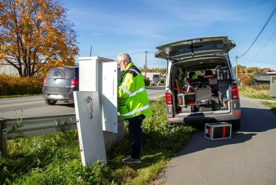 Inne i skap som dette står utstyret som måler farten din langs veien. Dette er hemmelige saker, ifølge Trond Helge Ruste, så vi må nøye oss med å ta bilder utenfor. Inne i skap som dette står utstyret som måler farten din langs veien. Dette er hemmelige saker, ifølge Trond Helge Ruste, så vi må nøye oss med å ta bilder utenfor.