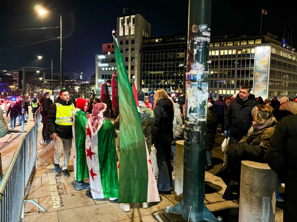 Mennesker samlet seg til en markering på 7. juni-plassen i Oslo sentrum etter utviklingen i Syria i natt. Mange flagget med flagg som tilhører de syriske opprørsstyrkene. Bildet viser mennesker som har samlet seg til en markering på 7. juni-plassen i Oslo sentrum etter utviklingen i Syria natt til søndag. Mange flagget med flagg som tilhører de syriske opprørsstyrkene. Foto: Anna Nesje / NTB