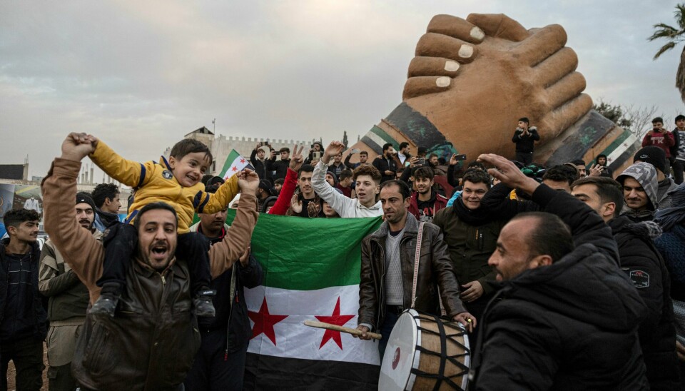Syrere våknet søndag til nyheten om at Assad-regimet hadde falt. People gather to celebrate the fall of the Syrian government, in Manbij, Syria, Sunday, Dec. 8, 2024. (Ugur Yildirim/Dia Photo via AP)
