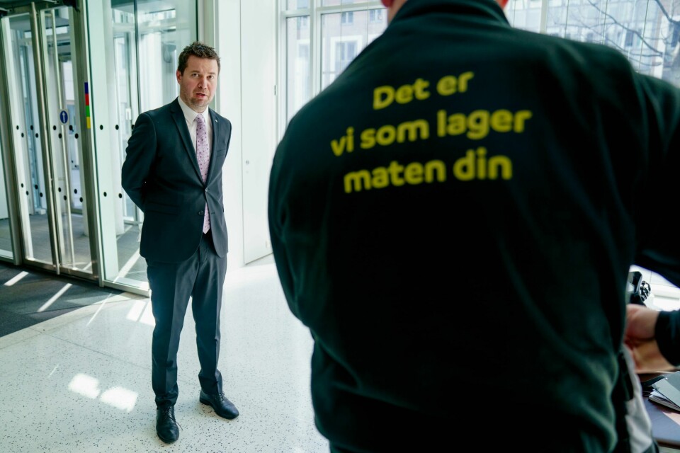 Landbruks- og matminister Geir Pollestad (Sp) har fortsatt tillit til Mattilsynet. Her fra overleveringen av årets jordbruksoppgjør på landbruks- og matdepartementet tidligere i år. Landbruksministeren Geir Pollestad (Sp) før overleveringa av årets jordbruksoppgjer kom i gang i Landbruks- og matdepartementet.Foto: Stian Lysberg Solum / NTB / NPK