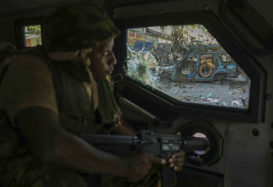 En kenyansk politimann som deltar i en FN-styrke i Haiti, patruljerer Port-au-Prince. En kenyansk politimann som deltar i en FN-styrke i Haiti, patruljerer Port-au-Prince. Foto: Odelyn Joseph / AP / NTB