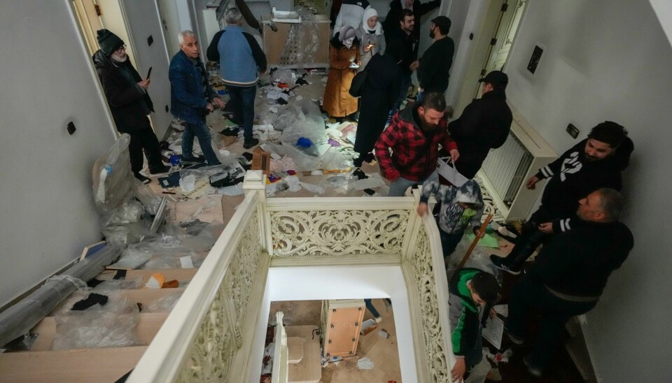 Folk leter etter noe å ta med seg i den plyndrede residensen til Bashar al-Assad i Damaskus. Folk leter etter noe å ta med seg i den plyndrede residensen til Bashar al-Assad i Damaskus. Foto: Hussein Malla / AP / NTB