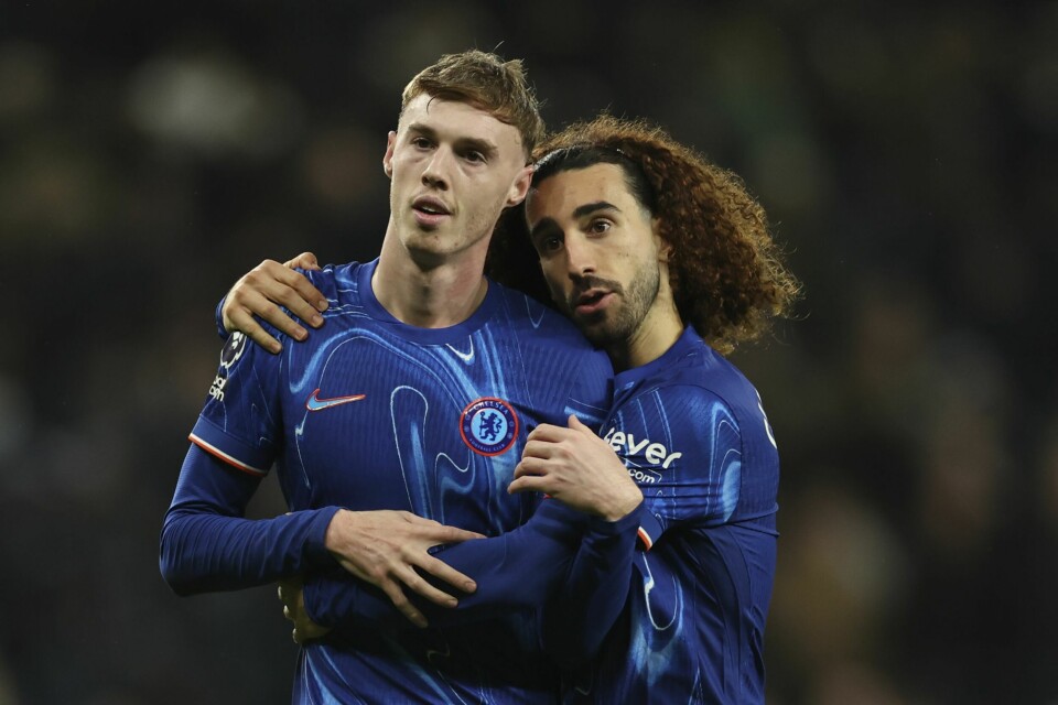 Cole Palmer scoret to mål etter at Marc Cucurella ga vekk to mål da Chelsea snudde til seier over Tottenham. Cole Palmer og Marc Cucurella feirer i Chelseas derbyseier mot Tottenham. Foto: Ian Walton / AP / NTB