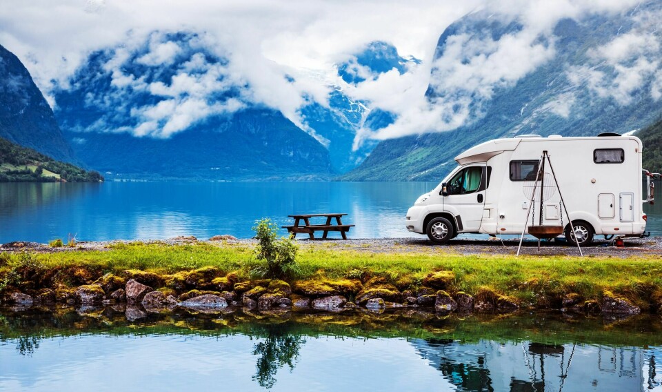 Regjeringen bør bruke besøksbidrag som et virkemiddel for å gjøre det gunstigere å bo på hotell eller campingplass, framfor å velge telting eller bobilparkering i naturen, skriver forfatterne av innlegget. Bobil, camping i naturen, turisme