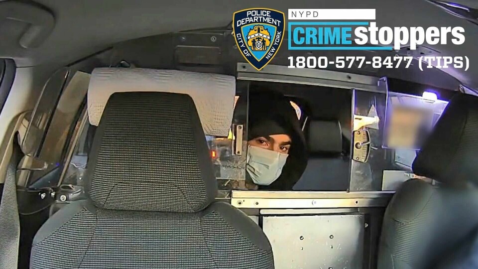 Et bilde publisert av New York-politiet viser den nå siktede mannen i en drosje etter skytingen. Et bilde publisert av New York-politiet viser den mistenkte i en drosje etter skytingen. Foto: NYPD via AP / NTB