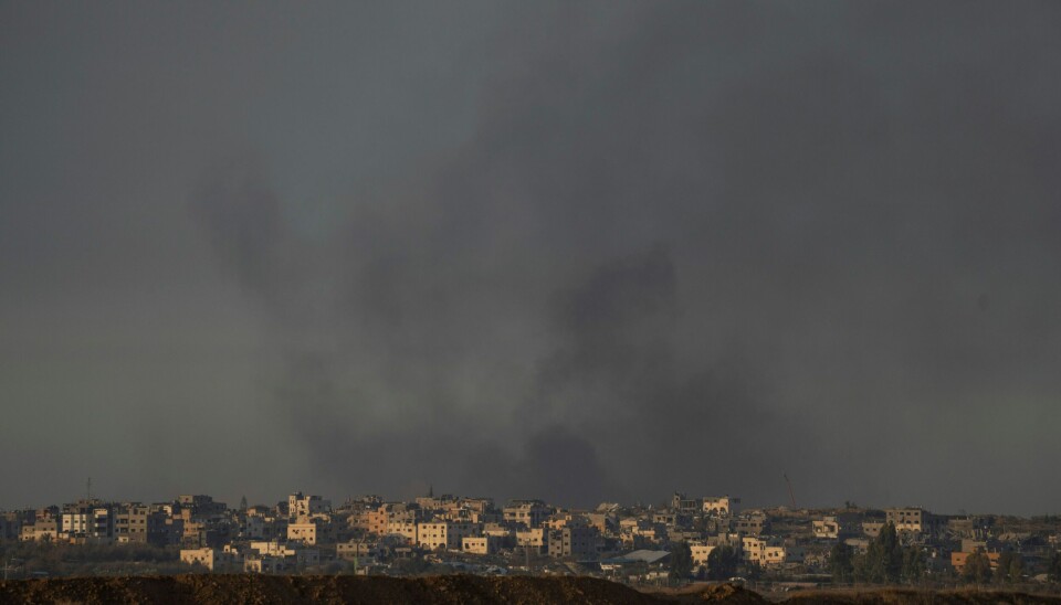 Bildet er fra et israelsk angrep mot Gaza tidligere denne måneden. Røyk stiger fra en eksplosjon på Gazastripen, sett fra det sørlige Israel, torsdag. Foto: Ohad Zwigenberg / AP / NTB