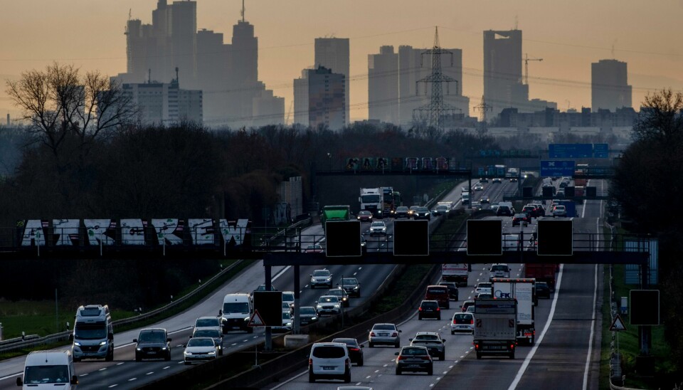 Biltrafikk er blant faktorene som bidrar til svevestøv i luften. Her trafikken inn mot Frankfurt i Tyskland en dag i slutten av november. Biltrafikk er blant faktorene som bidrar til svevestøv i luften. Her trafikken inn mot Frankfurt i Tyskland en dag i slutten av november. Foto: Michael Probst / AP / NTB