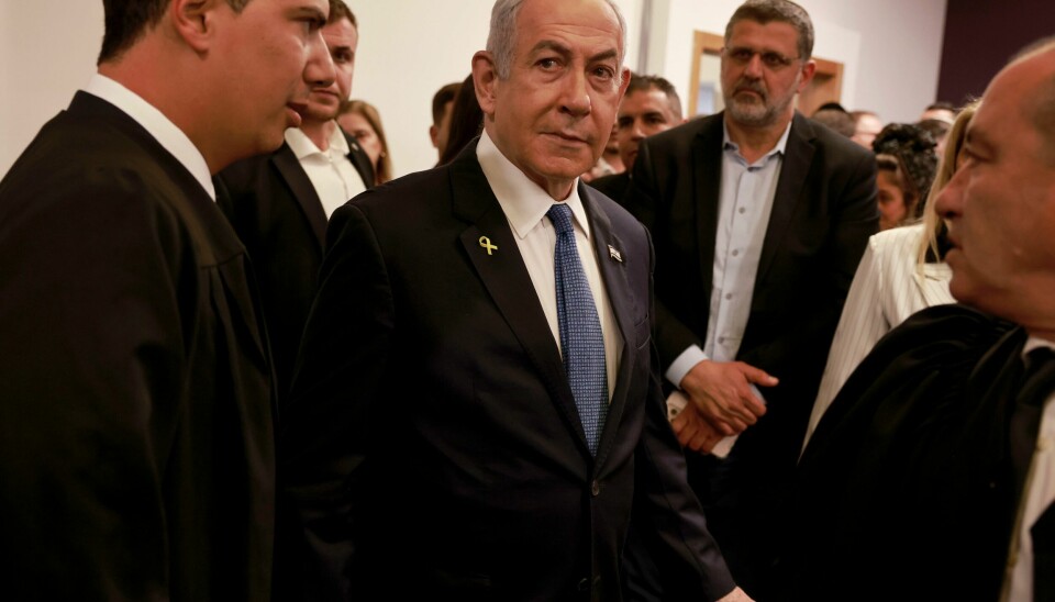 Statsminister Benjamin Netanyahu i retten tirsdag. Netanyahu er den første sittende statsministeren i Israel som står tiltalt i en straffesak. Foto: Menahem Kahana / Pool / AP / NTB