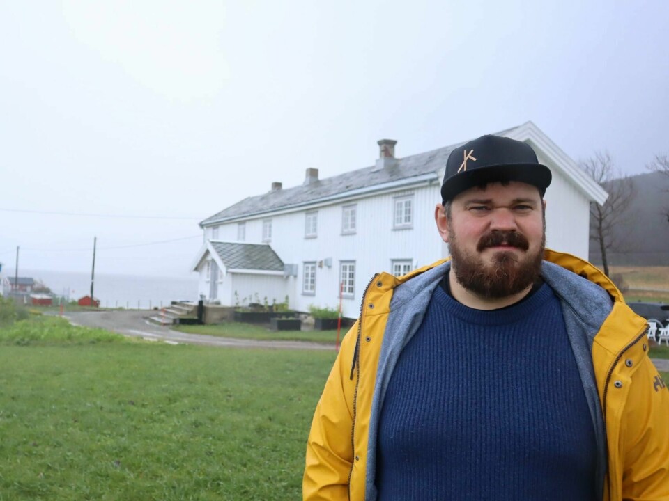 Halvar Ellingsen driver Kvitnes gård, som tirsdag var innesperret i ras og dårlig vær. Halvar Ellingsen på Kvitnes gård.