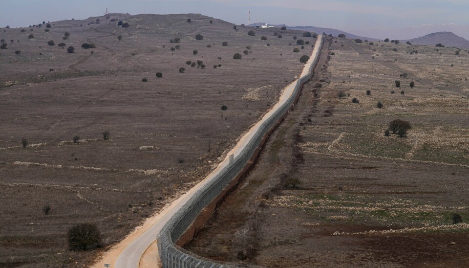Et gjerde går langs skillelinjen mellom Syria og de israelskokkuperte delene av Golanhøydene. Et gjerde går langs skillelinjen mellom Syria og de israelskokkuperte delene av Golanhøydene. Foto: Matias Delacroix / AP / NTB