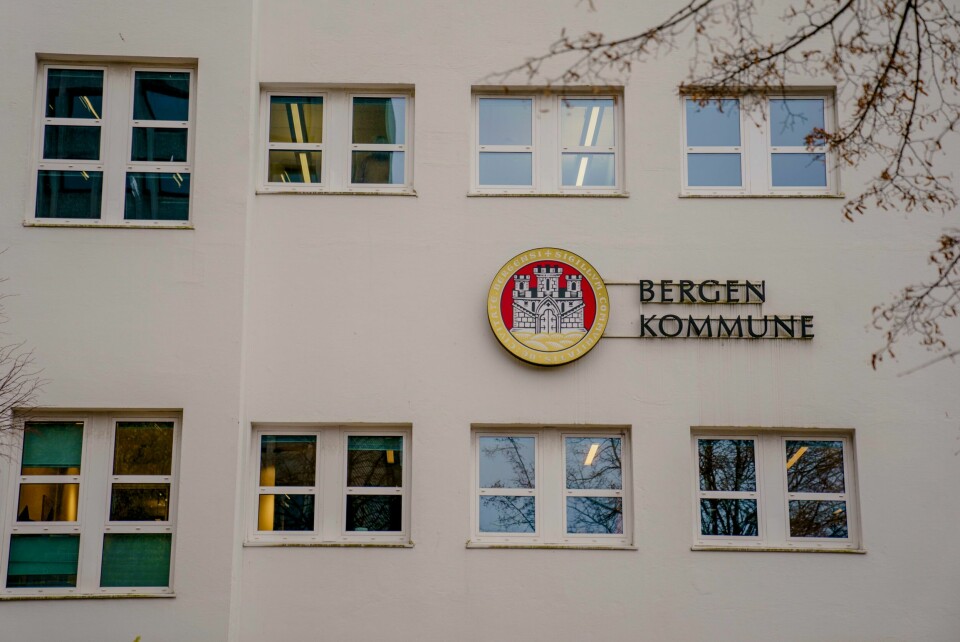 Flertallet i Bergens bystyre er enige om budsjettet for neste år. Bergen blir en kjipere by, mener opposisjonen. Bildet viser en bygning med teksten «Bergen kommune» på veggen. Foto: Stian Lysberg Solum / NTB