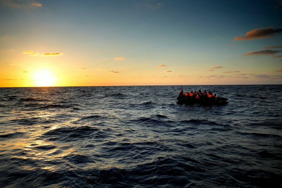 Migranter venter på hjelp i Middelhavet utenfor Libya. Menneskesmuglingen har økt kraftig i årene etter pandemien, viser en ny rapport fra FN. Leger Uten Grenser mener italiensk lov setter liv i fare. Her venter migranter på å bli reddet av den spanske hjelpeorganisasjonen Open Arms i Middelhavet utenfor Libya i fjor høst. Arkivfoto: Petros Karadjias / AP / NTB