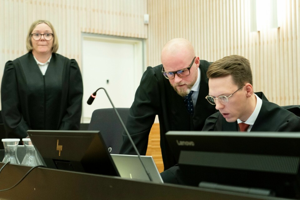 Statsadvokat Eli Reberg Nessimo (t.v.), forsvarer Erlend Hjulstad Nilsen og statsadvokat Rikhard Haugen Lyng (t.h.) fotografert under en av de første dagene av rettssaken mot den tidligere kommuneoverlege Arne Bye i Frosta i Trøndelag tingrett. Statsadvokat Eli Reberg Nessimo (t.v.), forsvarar Erlend Hjulstad Nilsen og statsadvokat Rikhard Haugen Lyng (t.h.) fotografert under ein av dei første dagane av rettssaka mot den tidlegare kommuneoverlegen Arne Bye i Frosta i Trøndelag tingrett. Foto: Gorm Kallestad / NTB