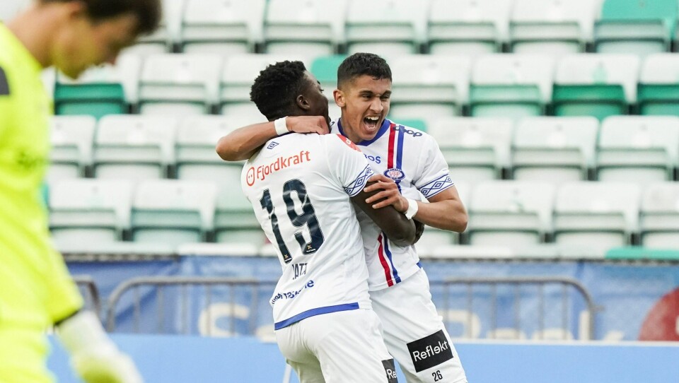 Seedy Jatta og Osama Sahraoui møtes til dyst i mesterligaen for hvert sitt lag. Her da de var lagkamerater i Vålerenga Seedy Jatta og Osama Sahraoui møtes til dyst i mesterligaen for hvert sitt lag. Her da de var lagkamerater i Vålerenga