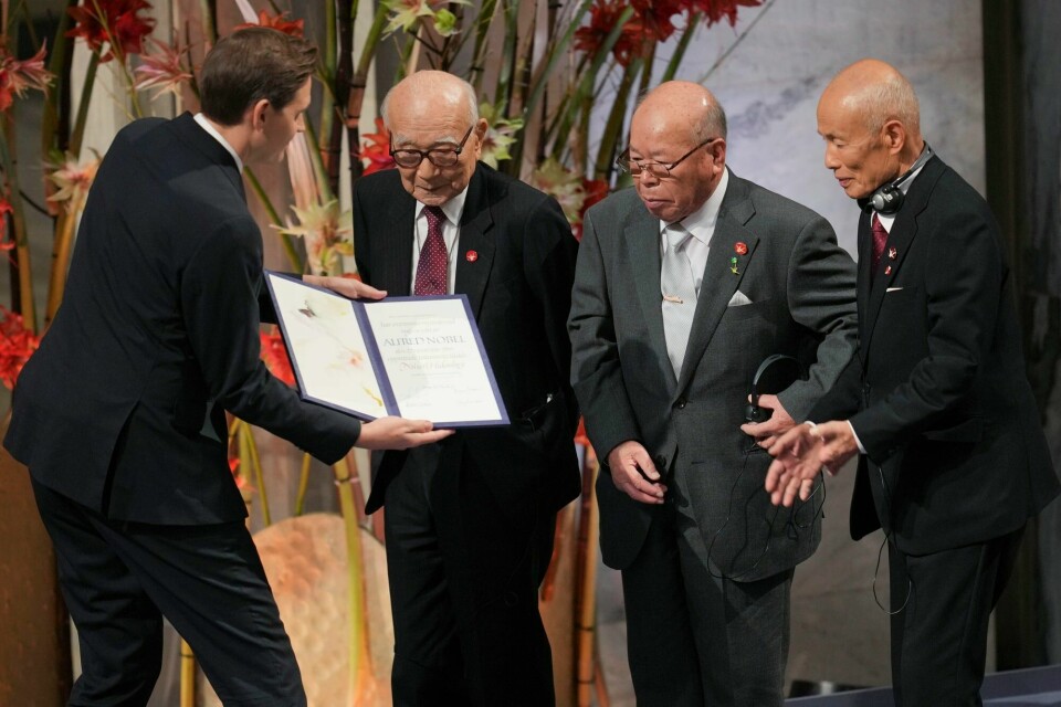 Nobelkomiteens leder Jørgen Watne Frydnes overleverer prisen til f.v.: Terumi Tanaka, Shigemitsu Tanaka og Toshiyuki Mimaki. Jørgen Watne Frydnes