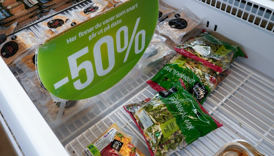 Regjeringen vil lovfeste kravet om synlig markedsføring for varer som nærmer seg utløpsdatoen, som her i en Kiwi-butikk. Lovforslaget som er sendt ut på høring, skal bidra til å halvere matsvinnet. Renta har steget, og mat, strøm og mye annet er blitt dyrere. 72 prosent sier at de er bekymret. Foto: Terje Bendiksby / NTB