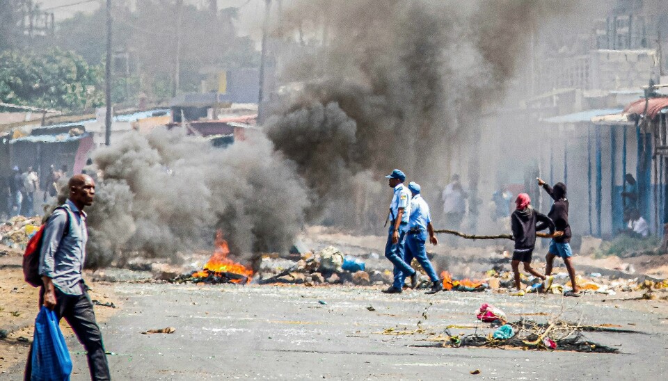 En barrikade i brann i Mosambiks hovedstad Maputo 5. november. Demonstrasjonene mot regjeringen fortsetter, over to måneder etter det omstridte presidentvalget. En barrikade i brann i Mosambiks hovedstad Maputo 5. november. Demonstrasjonene mot regjeringen fortsetter, over to måneder etter det omstridte presidentvalget. Foto: Carlos Uqueio / AP / NTB