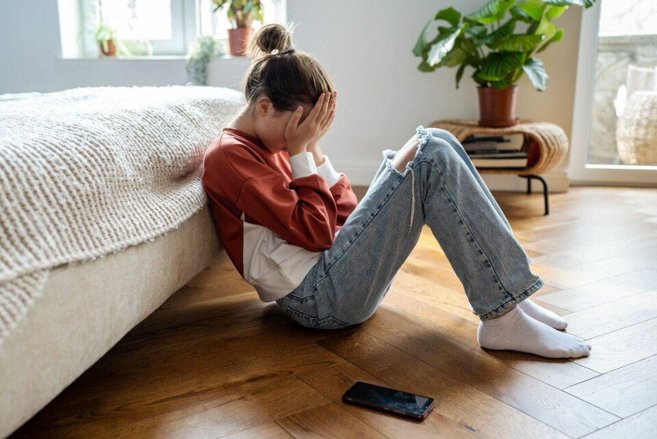 Overgrepene skjer også i fosterhjem. Det er det billigste omsorgstiltaket som finnes, og jeg lurer på om det er en av årsakene til at det foretrekkes av myndighetene, skriver Heidi Linnerud. Ulykkelig tenåringsjente, illustrasjonsfoto