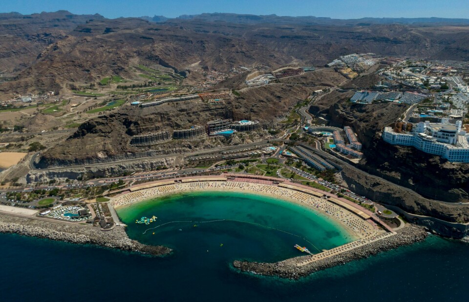 Amadores-stranden er et populært sted for turister på sørvestkysten av Gran Canaria. Amadores-stranden er et populært sted for turister på sørvestkysten av Gran Canaria. Foto: Emilio Morenatti / AP / NTB