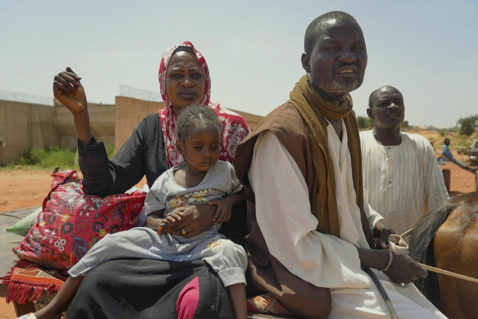 En sudansk familie på flukt fra krigen i Sudan. Denne familien ankom Tsjad i begynnelsen av oktober. Andre flykter til Sør-Sudan, der det den siste tiden også har vært kamper. I alt er 12 millioner fordrevet som følge av borgerkrigen, 3 millioner av dem til naboland. En sudansk familie på flukt fra krigen i Sudan. Denne familien ankom Tsjad i begynnelsen av oktober. Andre flykter til Sør-Sudan, der det den siste tiden også har vært kamper. I alt er 12 millioner fordrevet som følge av borgerkrigen, 3 millioner av dem til naboland. Foto: Sam Mednick / AP / NTB