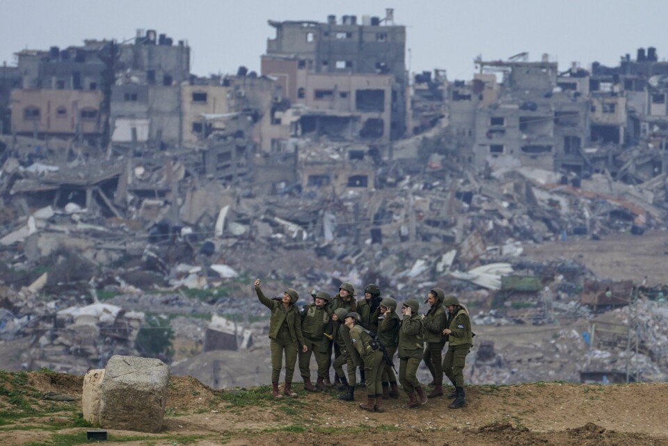 Israelske soldater tar en selfie i Sør-Israel med et Gaza i ruiner i bakgrunnen. Bildet er fra februar i år. Etter dette er enda mer av det palestinske området lagt i grus. Arkivfoto. Israelske soldater, alle kvinner, tar en selfie i Sør-Israel med et Gaza i ruiner i bakgrunnen. Bildet er fra februar i år. Etter dette er enda mer av det palestinske området lagt i grus. Arkivfoto: Tsafrir Abayov / AP / NTB