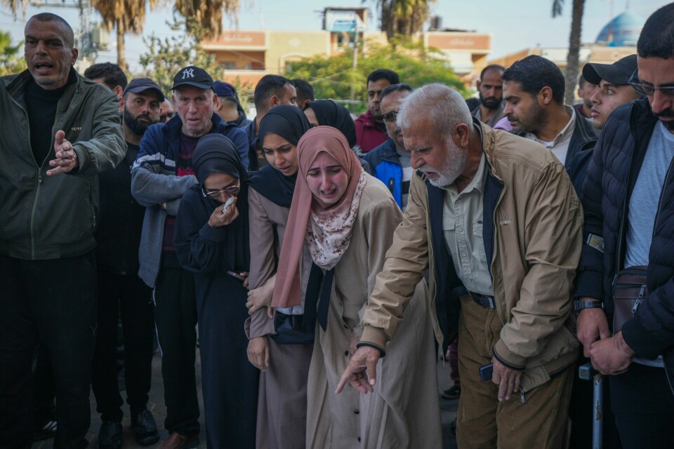 Palestinere sørger over de som ble drept da et hus ble jevnet med jorden i et israelsk luftangrep mot flyktningleiren Nuseirat sentralt på Gazastripen torsdag. Palestinere sørger over de som ble drept da et hus ble jevnet med jorden i et israelsk luftangrep mot flyktningleiren Nuseirat sentralt på Gazastripen torsdag. Foto: Abdel Kareem Hana / AP / NTB