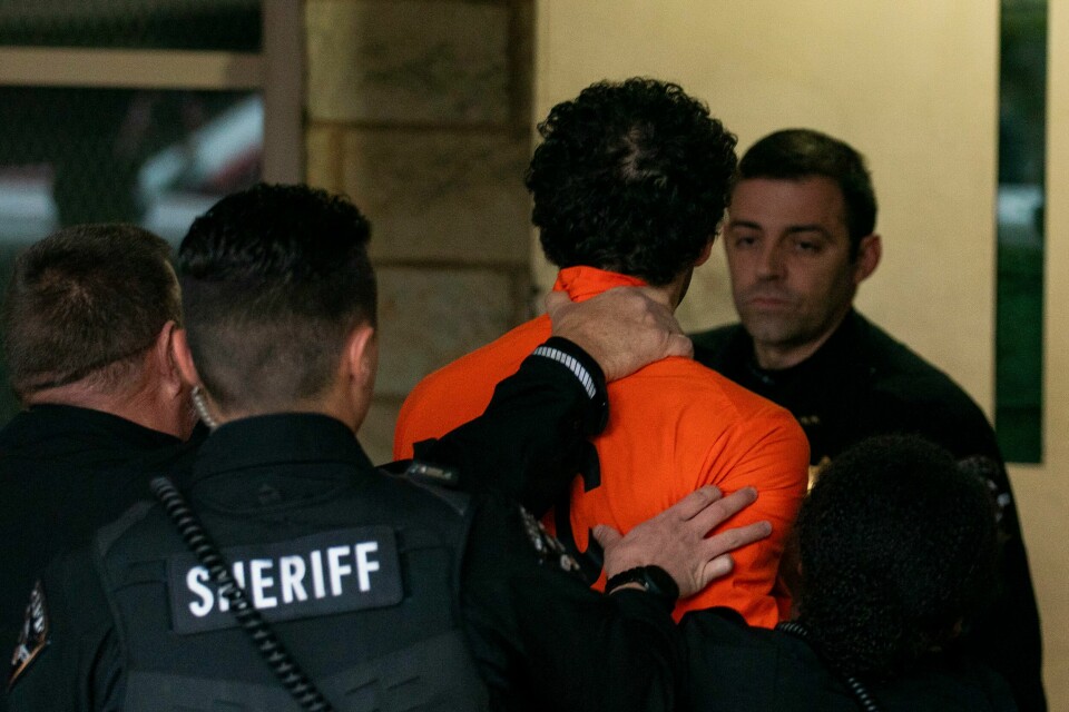 Den mistenkte 26-åringen tas med inn i rettsbygningen i Hollisdayburg i Pennsylvania tirsdag. Den mistenkte 26-åringen tas med inn i rettsbygningen i Hollisdayburg i Pennsylvania tirsdag. Foto: Benjamin B. Braun / Pittsburgh Post-Gazette via AP / NTB