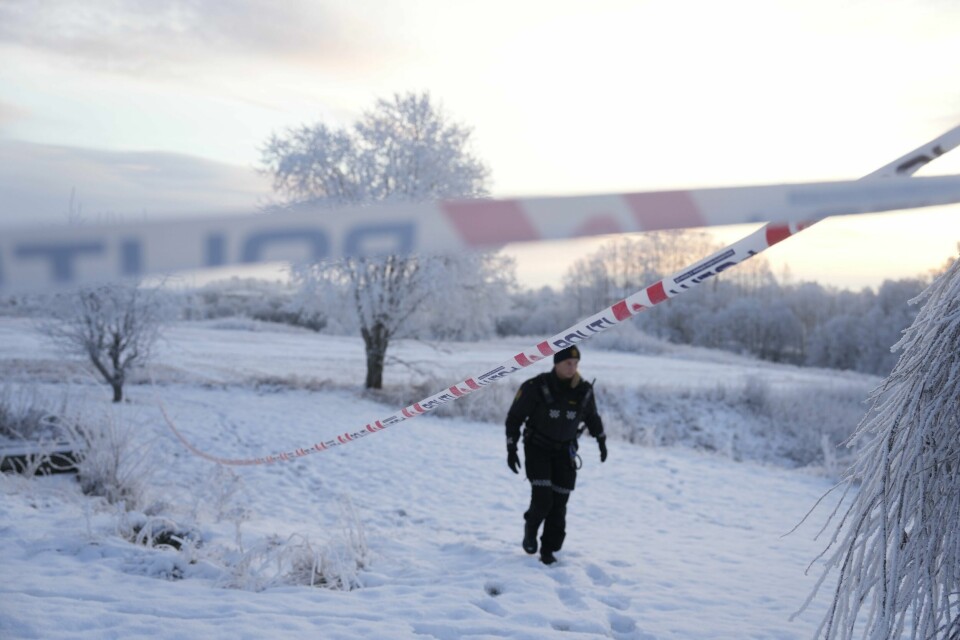 En kvinne ble drept og en tre år gammel jente hardt skadet i Gjerdrum i natt. En mann i 40-årene er siktet for drap og drapsforsøk. Politiet gjør torsdag tekniske undersøkelser av åstedet. Foto: Javad Parsa / NTB