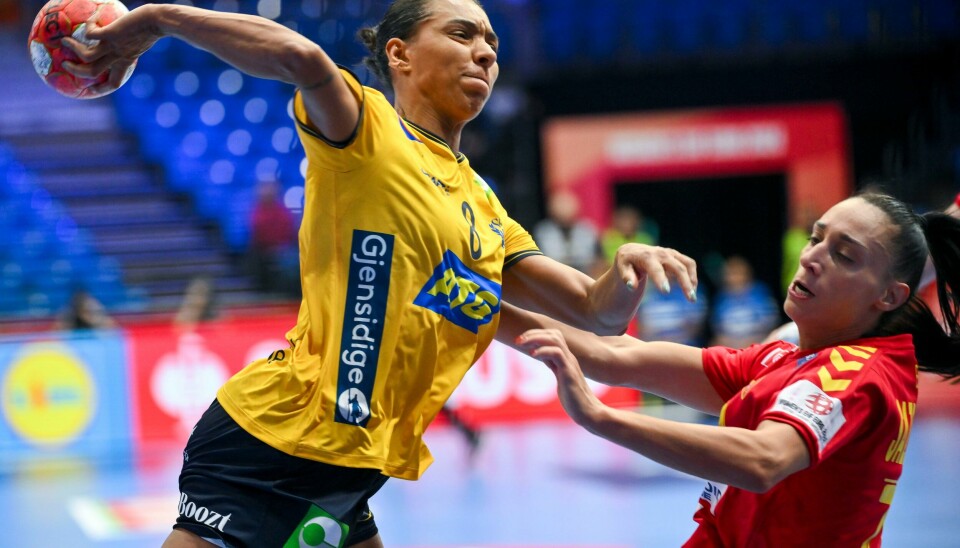 Jamina Roberts (t.v.) og Sverige møtte Nederland til kamp om 5.-plassen i EM. Her fra tidligere i mesterskapet mot Nord-Makedonia. Jamina Roberts og de svenske jentene fikk trøbbel mot Romania. Her mot Nord-Makedonia tidligere i turneringen. Foto: Zsolt Czegledi / MTI via AP / NTB