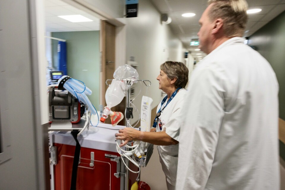 Lege og sykepleier gjør klar et akuttrom for en pasient inne i det nye klinikkbygget på Radiumhospitalet. Oslo universitetssykehus har bygget nye klinikk- og behandlingsbygg på Radiumhospitalet, samt et bygg for protonbehandling. Illustrasjonsfoto. Lege og sykepleier gjør klar et akuttrom for en pasient inne i det nye klinikkbygget på Radiumhospitalet. Oslo universitetssykehus har bygget nye klinikk- og behandlingsbygg på Radiumhospitalet, samt et bygg for protonbehandling. Foto: Jonas Been Henriksen / NTB