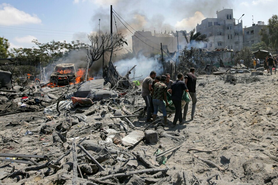 Palestinere bærer en person som ble drept i et israelsk angrep mot Khan Younis i juli. Palestinere bærer en kropp etter israelsk bombing i Khan Younis, helt sør på Gazastripen i juli. Foto: Jehad Alshrafi / AP / NTB