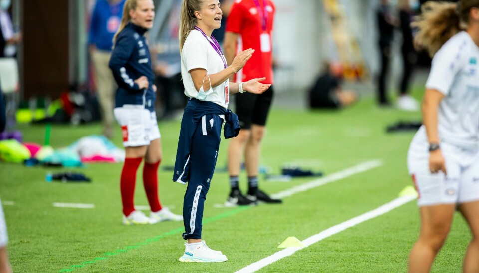 Sigrid Heien Hansen fra tiden i Vålerenga. Sigrid Heien Hansen på sidelinjen under oppgjøret mot Häcken i Champions League 1. september. Foto: Beate Oma Dahle / NTB