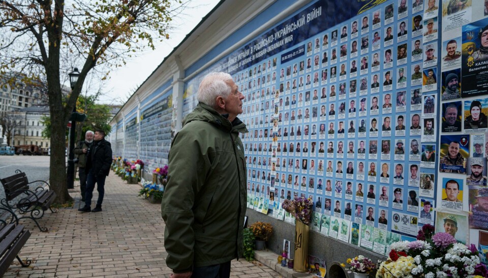 Josep Borrell, EUs nylig avgåtte utenrikssjef, besøkte et minnesmerke for falne ukrainske soldater da han var i Kyiv i begynnelsen av november. Nato anslår at om lag 1 million mennesker på begge sider, både soldater og sivile, er drept eller såret siden Russlands invasjon i februar 2022. Josep Borrell, EUs nylig avgåtte utenrikssjef, besøkte et minnesmerke for falne ukrainske soldater da han var i Kyiv i begynnelsen av november. Nato anslår at om lag 1 million mennesker på begge sider, både soldater og sivile, er drept eller såret siden Russlands invasjon i februar 2022. Foto: Jevhen Maloletka / AP/ NTB