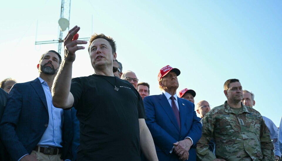 Elon Musk (foran) sammen med påtroppende president Donald Trump i Boca Chica i Texas i forrige måned. Elon Musk (foran) sammen med påtroppende president Donald Trump i Boca Chica i Texas i forrige måned. Foto: Brandon Bell / Pool via AP / NTB
