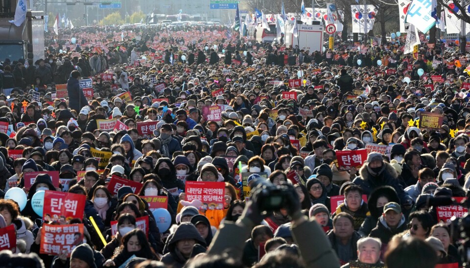 Et folkehav hadde samlet seg utenfor nasjonalforsamlingen i Seoul da det ble vedtatt at landets president skal stilles for riksrett. Et folkehav hadde samlet seg utenfor nasjonalforsamlingen i Seoul da det ble vedtatt at landets president skal stilles for riksrett. Foto: Lee Jin-man / AP / NTB