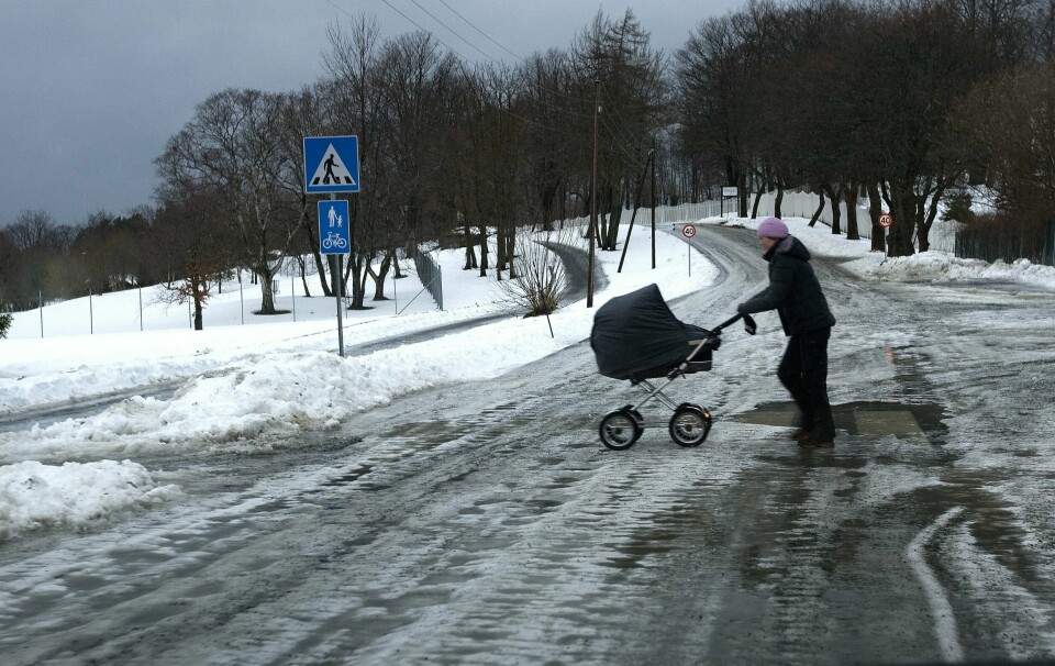 Både bilister og fotgjengere på Østlandet må være svært forsiktige på isete veier i morgentimene. Både bilister og fotgjengere på Østlandet må være svært forsiktige på isete veier i morgentimene. Foto: Gorm Kallestad / NTB
