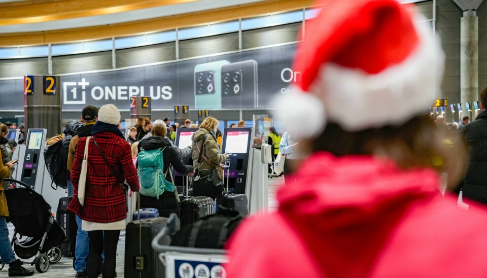 Mange stoppes i sikkerhetskontrollen på flyplassen når de skal ha med seg julegaver og julemat. Husk at regler for både håndbagasje og innsjekket bagasje gjelder uansett, påminner Avinor. En nisse ved køen foran innsjekkingsautomatene på Oslo lufthavn Gardermoen torsdag ettermiddag, dagen før lille julaften.Foto: Javad Parsa / NTB