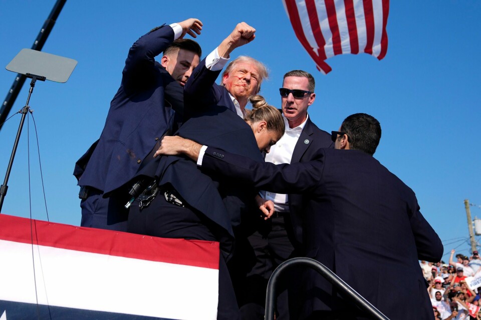 Donald Trump ble forsøkt drept i Butler i Pennsylvania. Tross attentatforsøket og flere pågående rettssaker og kjennelser mot ham, vant Trump presidentvalget. Donald Trump ble forsøkt drept i Butler i Pennsylvania. Tross attentatforsøket og flere pågående rettssaker og kjennelser mot ham, vant Trump presidentvalget. Foto: Evan Vucci / AP / NTB