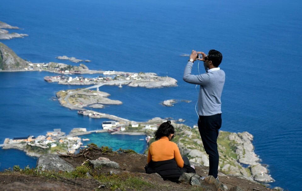 Mange hundre turister går daglig opp sherpatrappa til Reinebringen i Lofoten om sommeren. Fellesforbundet støtter regjeringens forslag om å innføre den såkalte turistskatten. Turgåere på Reinebringen i Lofoten. Helgen blir fin for fjellvandring, tror Meteorologisk institutt.Foto: Rune Stoltz Bertinussen / NTB