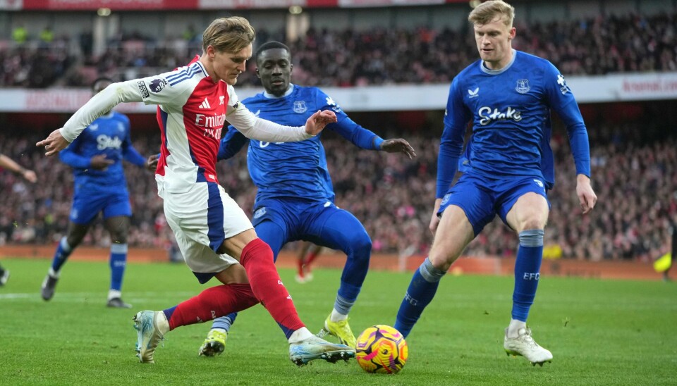 Martin Ødegaard i duell med Evertons Idrissa Gana Gueye og Jarrad Branthwaite. Martin Ødegaard i duell med Evertons Idrissa Gana Gueye og Jarrad Branthwaite. Foto: Kin Cheung / AP / NTB