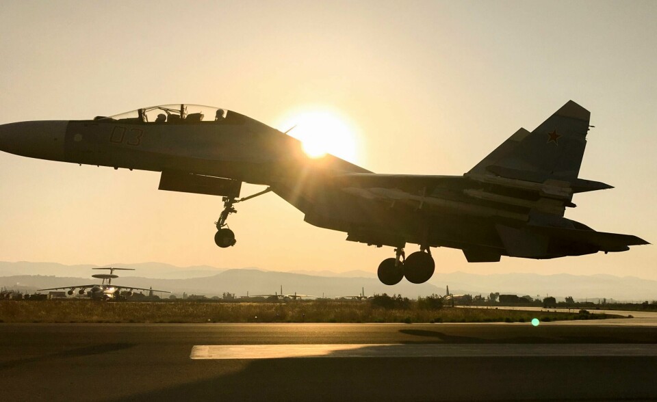 Et russisk kampfly i ferd med å lande på flybasen Hmeimim i Syria i 2017. Etter Assad-regimets fall er Russland angivelig i ferd med å pakke sammen militært utstyr på basen. Et russisk kampfly i ferd med å lande på flybasen Hmeimim i Syria i 2017. Etter Assad-regimets fall er Russland angivelig i ferd med å pakke sammen militært utstyr på basen. Foto: Natalija Vasiljeva / AP / NTB