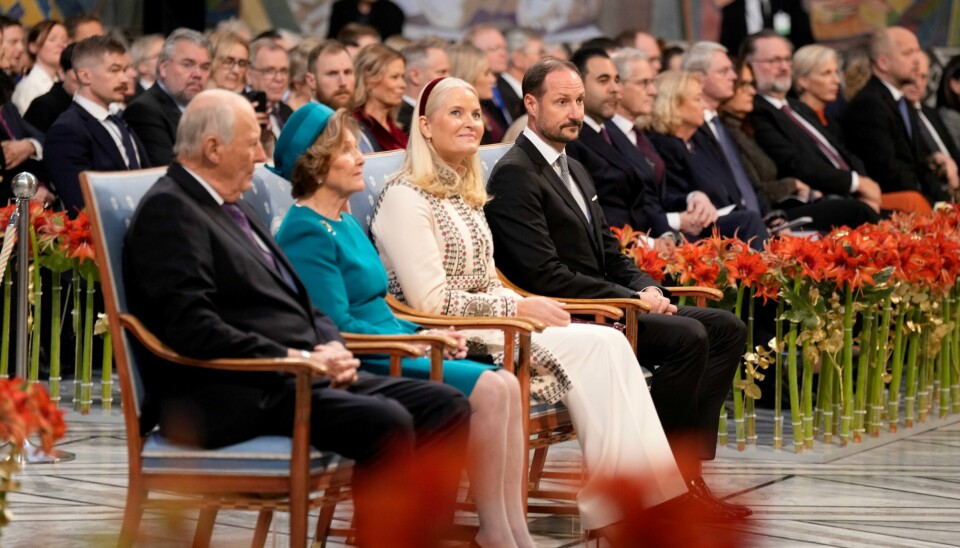 F.v. Kong Harald, dronning Sonja, kronprinsesse Mette-Marit og kronprins Haakon under utdelingen av Nobels fredspris for 2024 i Oslo rådhus. F.v. Kong Harald, dronning Sonja, kronprinsesse Mette-Marit og kronprins Haakon under utdelingen av Nobels fredspris for 2024 i Oslo rådhus. Foto: Heiko Junge / NTB / POOL