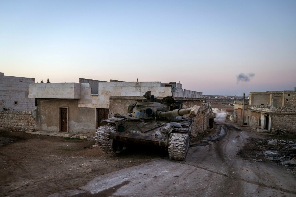 En ødelagt stridsvogn, som tilhørte Bashar al-Assads styrker, i utkanten av Aleppo i Syria. En del av Syrias sjiamuslimer frykter for framtiden når sunnimuslimske islamister nå har overtatt styringen av landet. En ødelagt syrisk stridsvogn i landsbyen Anjara i utkanten av Aleppo torsdag. Foto: Omar Albam / AP / NTB
