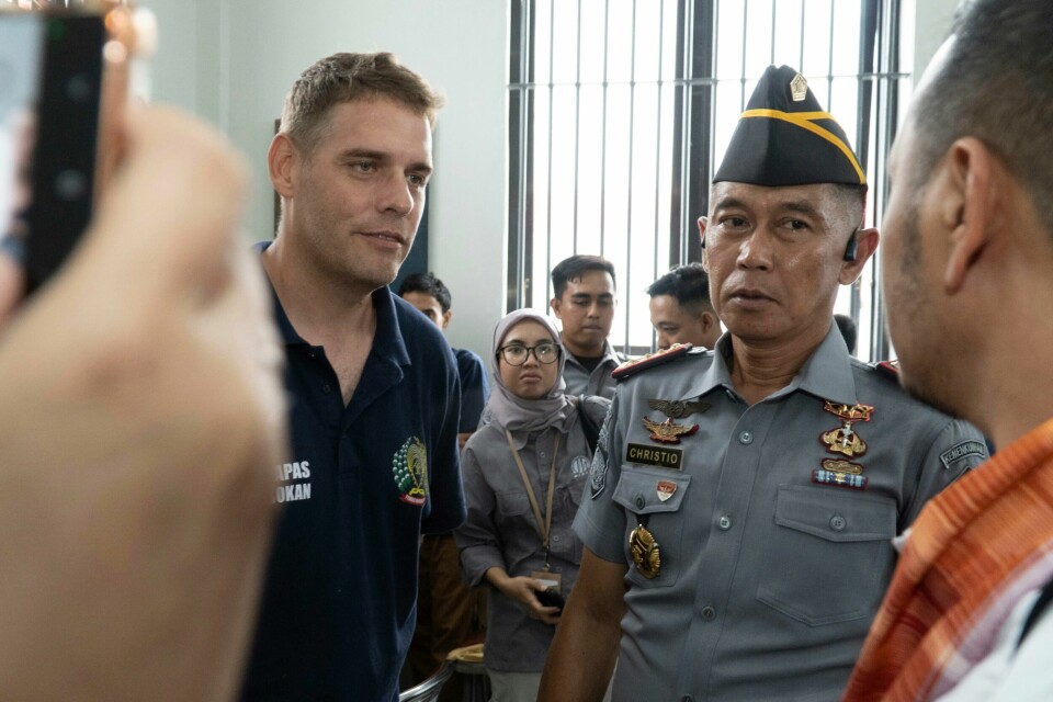 Australske Matthew Norman (t.v.), en av de som for 19 år siden ble dømt til livsvarig fengsel for forsøk på narkotikasmugling, fotografert i fengselet på Bali for en drøy uke siden. Nå er han hjemme igjen. Australske Matthew Norman (t.v.), en av de som for 19 år siden ble dømt til livsvarig fengsel for forsøk på narkotikasmugling, fotografert i fengselet på Bali for en drøy uke siden. Nå er han hjemme igjen. Foto: Firdia Lisnawati / AP / NTB