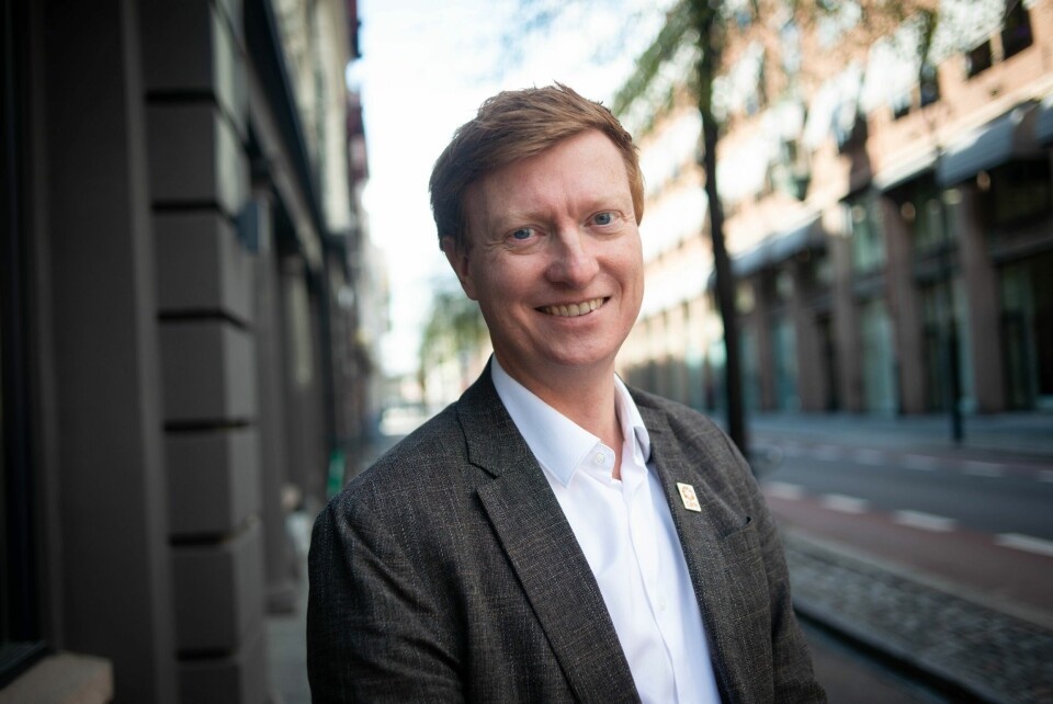 Kaj-Martin Georgsen, generalsekretær i CARE Norge. Mann med rødt hår og dressjakke står på en vei og smiler til kameraet.